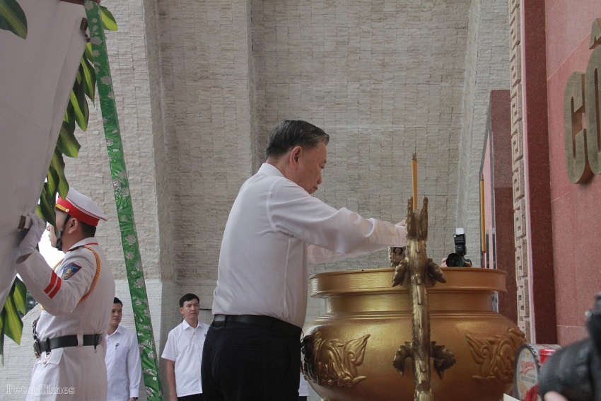 Tổng Bí thư Tô Lâm dâng hương tại Nghĩa trang Liệt sỹ tỉnh Ninh Thuận