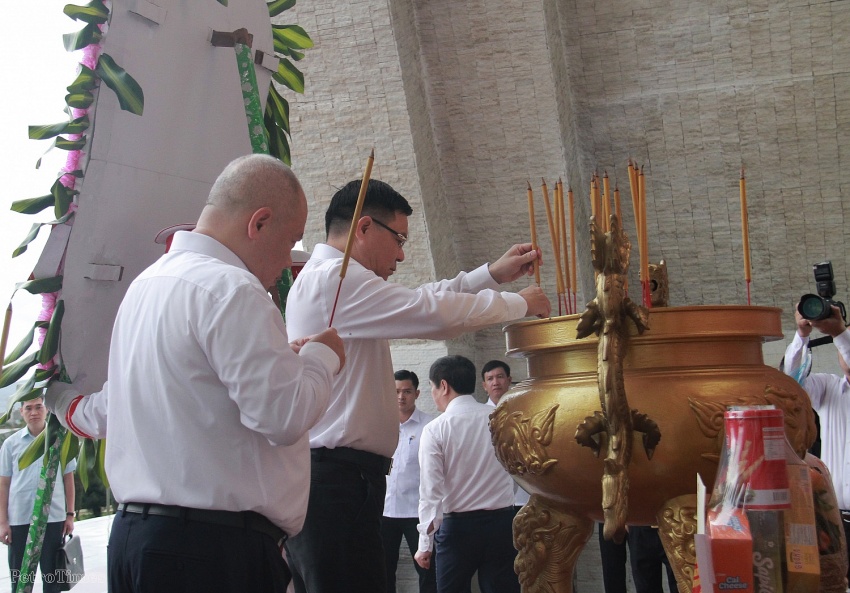 Tổng Bí thư Tô Lâm dâng hương tại Nghĩa trang Liệt sỹ tỉnh Ninh Thuận