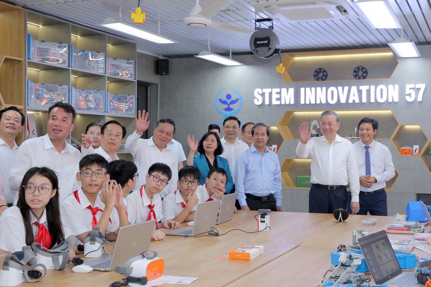 Tổng Bí thư Tô Lâm cùng các đại biểu tham quan phòng thực hành giáo dục STEM tại Trường THCS Cầu Giấy (Hà Nội).