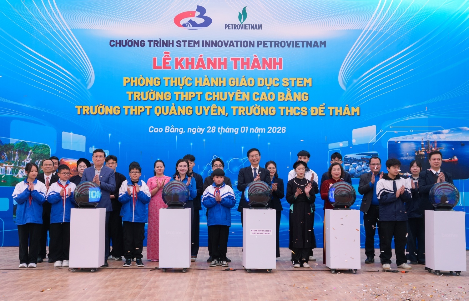 Lãnh đạo Petrovietnam và các đại biểu thực hiện nghi thức khánh thành 3 phòng thực hành giáo dục STEM tại Cao Bằng