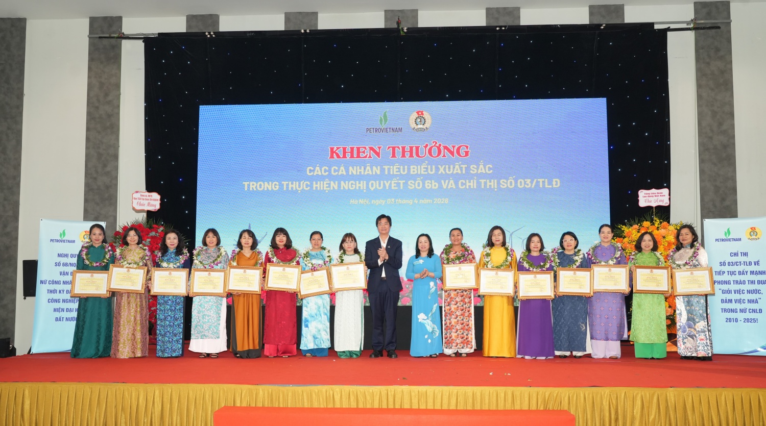 Đồng chí Thái Thu Xương - Phó Chủ tịch thường trực Tổng Liên đoàn Lao động Việt Nam và đồng chí Nguyễn Mạnh Kha - Chủ tịch Công đoàn Petrovietnam trao khen thưởng cho các nữ cán bộ, đoàn viên tiêu biểu xuất sắc.
