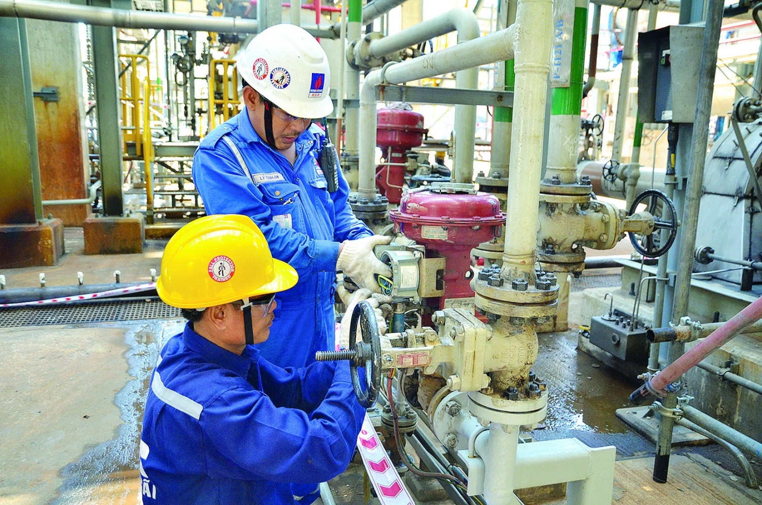 Người lao động Petrovietnam làm chủ các công việc kỹ thuật phức tạp tại các nhà máy.