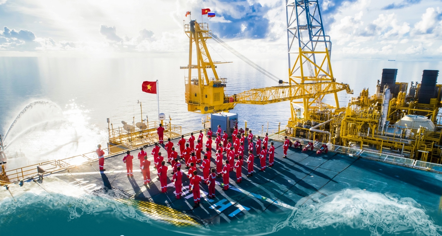 Người lao động Petrovietnam thực hiện nghi lễ chào cờ trên giàn khoan xa bở ở Biển Đông.