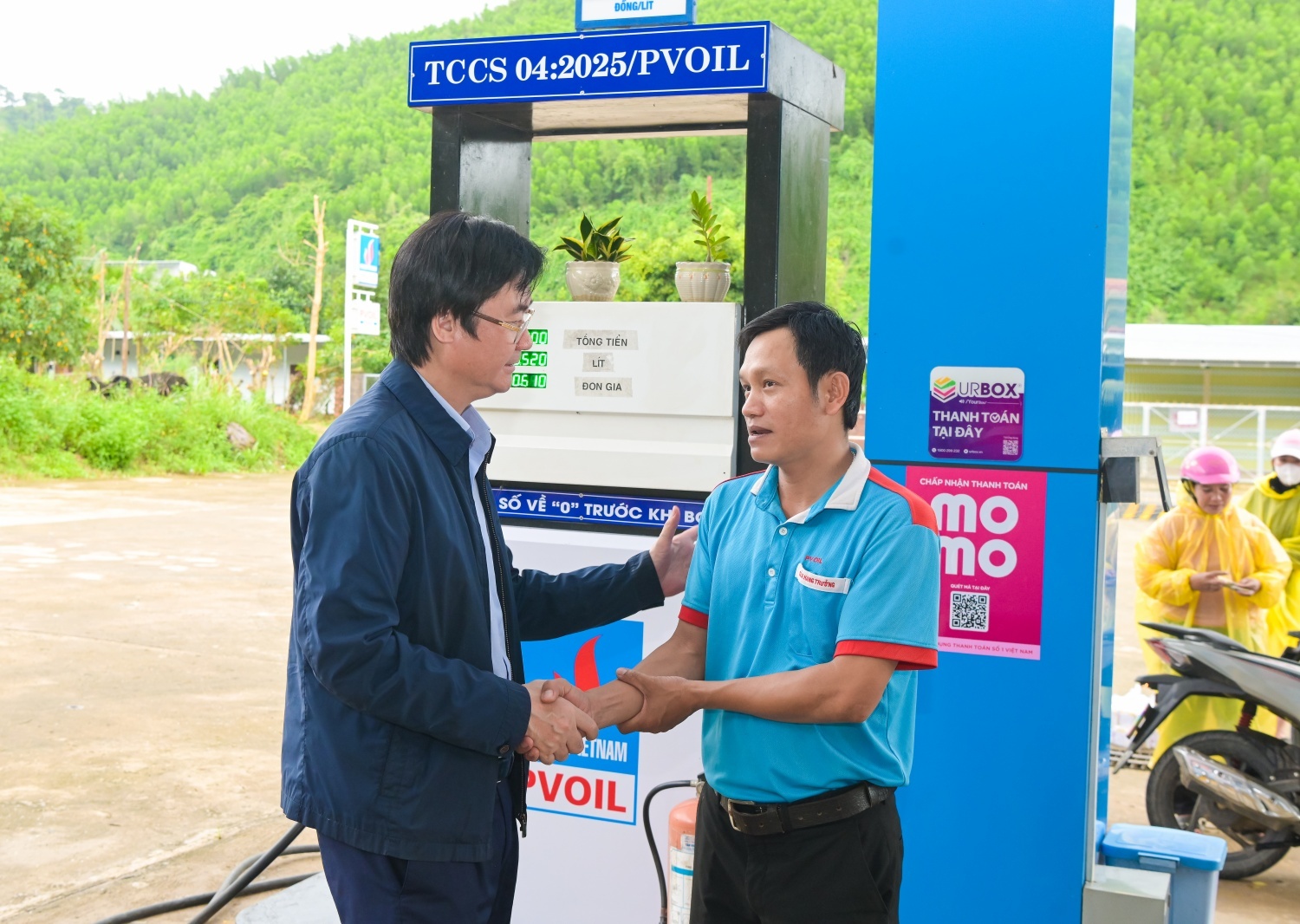 Chủ tịch Công đoàn Petrovietnam Nguyễn Mạnh Kha thăm, tặng quà người lao động PVOIL tại Khánh Hòa khi địa bàn chịu ảnh hưởng nặng nề của mưa lũ