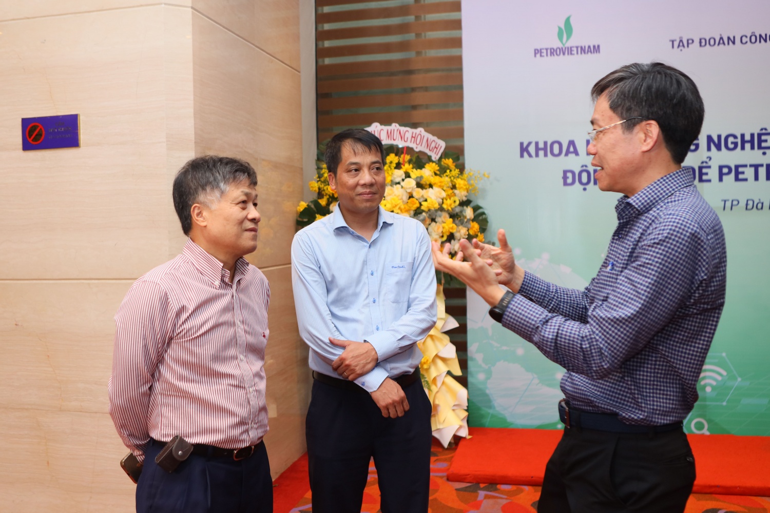 Bên lề hội nghị, các đại biểu đã cùng nhau trao đổi, thảo luận, chia sẻ kinh nghiệm về nhiều vấn đề liên quan đến NCKH, ĐMST và CĐS.