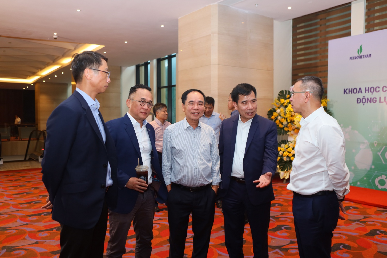 Các đại biểu trao đổi, thảo luận bên lề về lĩnh vực NCKH, ĐMST và CĐS trong hệ sinh thái Petrovietnam.