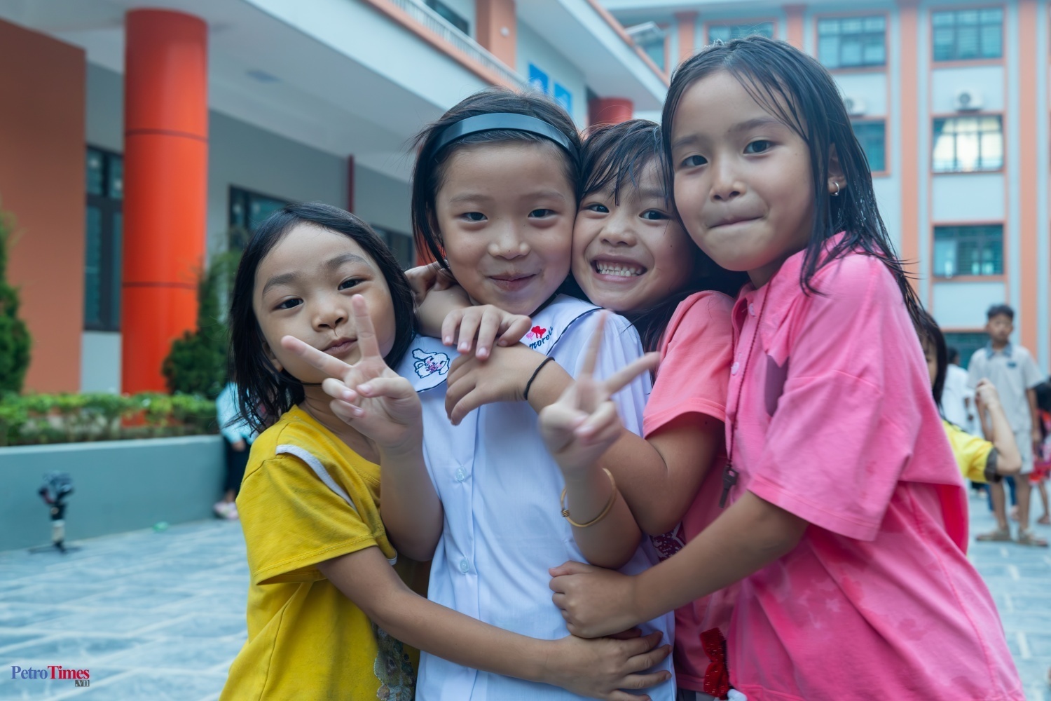 Niềm vui của các em học sinh tại ngôi trường mới.