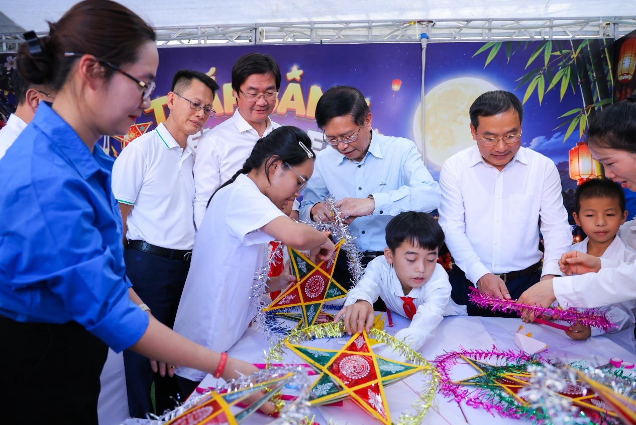 Lãnh đạo PETROVIETNAM, lãnh đạo tỉnh Lai Châu tham gia hoạt động vui chơi, trải nghiệm cùng các em học sinh.