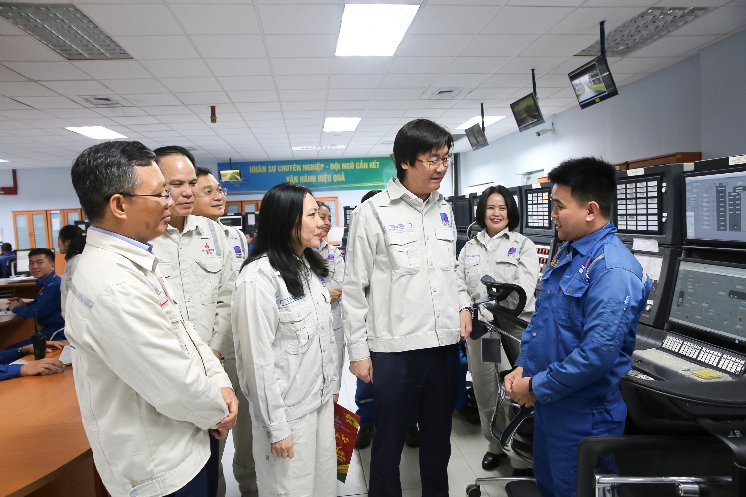 Petrovietnam tiếp nối truyền thống vẻ vang, viết tiếp bản hùng ca lao động sáng tạo Petrovietnam tiếp nối truyền thống vẻ vang, viết tiếp bản hùng ca lao động sáng tạo