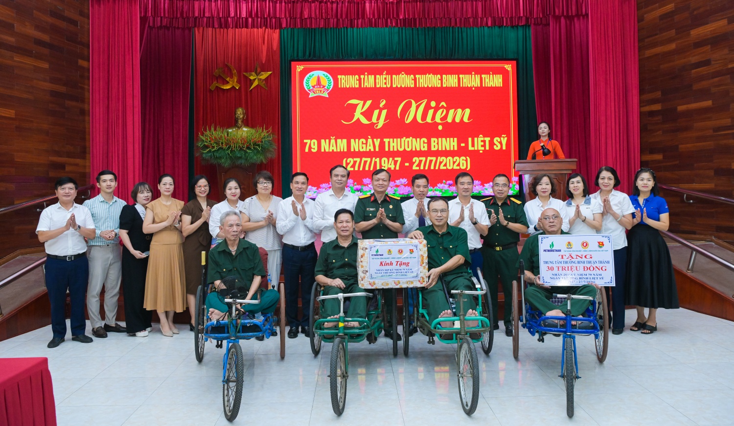 Đoàn công tác Petrovietnam tặng quà và trao hỗ trợ cho các thương, bệnh binh tại Trung tâm Điều dưỡng thương binh Thuận Thành Đoàn công tác Petrovietnam tặng quà và trao hỗ trợ cho các thương, bệnh binh tại Trung tâm Điều dưỡng thương binh Thuận Thành