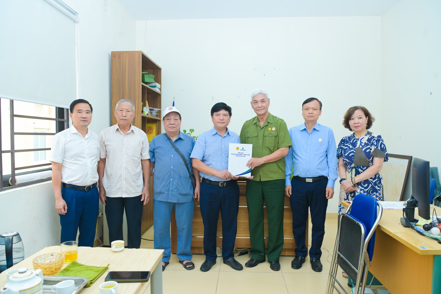 oàn công tác Petrovietnam thăm hỏi, động viên các thương binh, nạn nhân chất độc da cam tại phường Láng (Hà Nội). oàn công tác Petrovietnam thăm hỏi, động viên các thương binh, nạn nhân chất độc da cam tại phường Láng (Hà Nội).