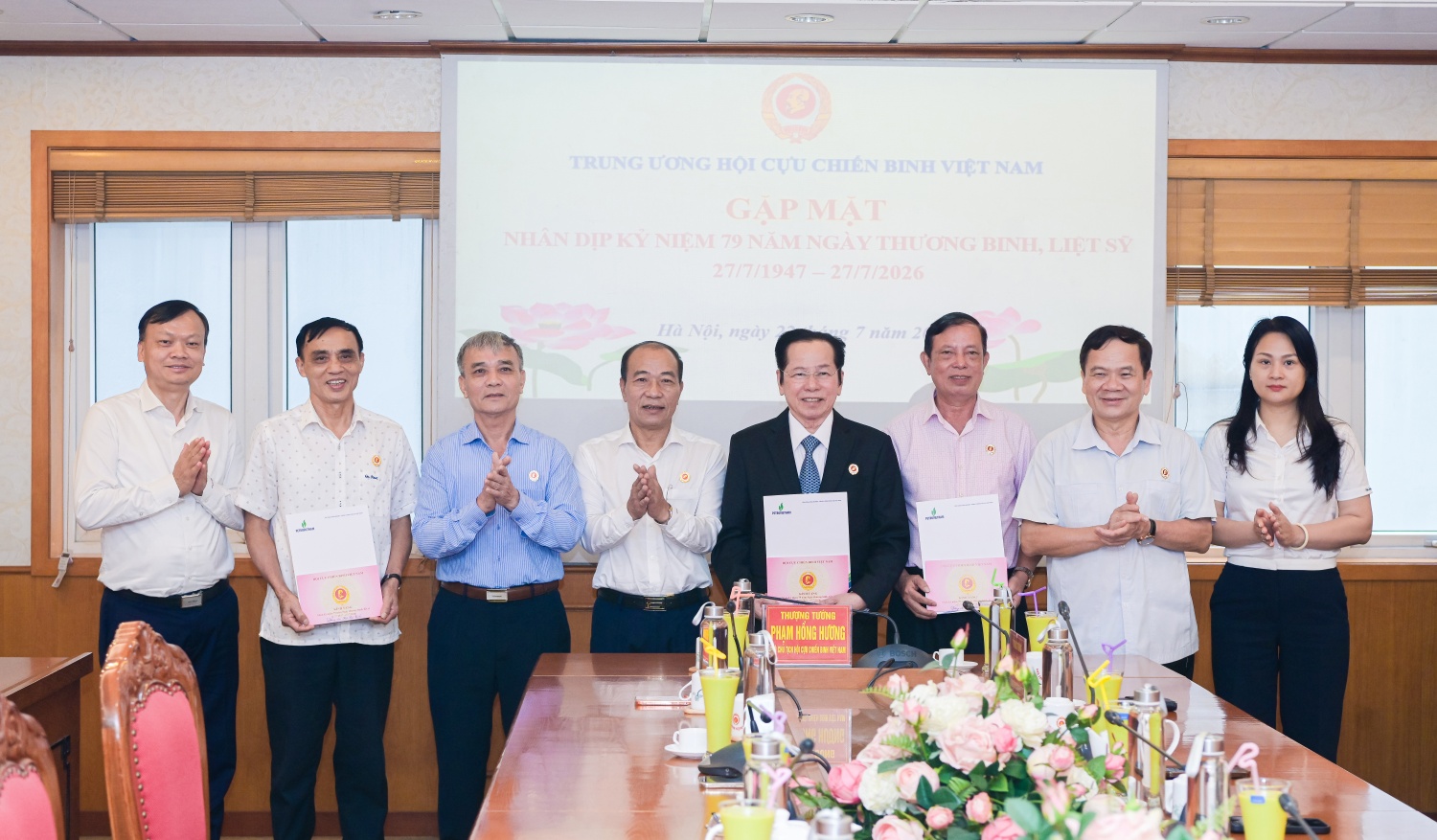 Đoàn công tác Hội CCB Petrovietnam tặng quà tri ân các đồng chí là thương binh, con liệt sĩ đang công tác tại Trung ương Hội CCB Việt Nam. Đoàn công tác Hội CCB Petrovietnam tặng quà tri ân các đồng chí là thương binh, con liệt sĩ đang công tác tại Trung ương Hội CCB Việt Nam.