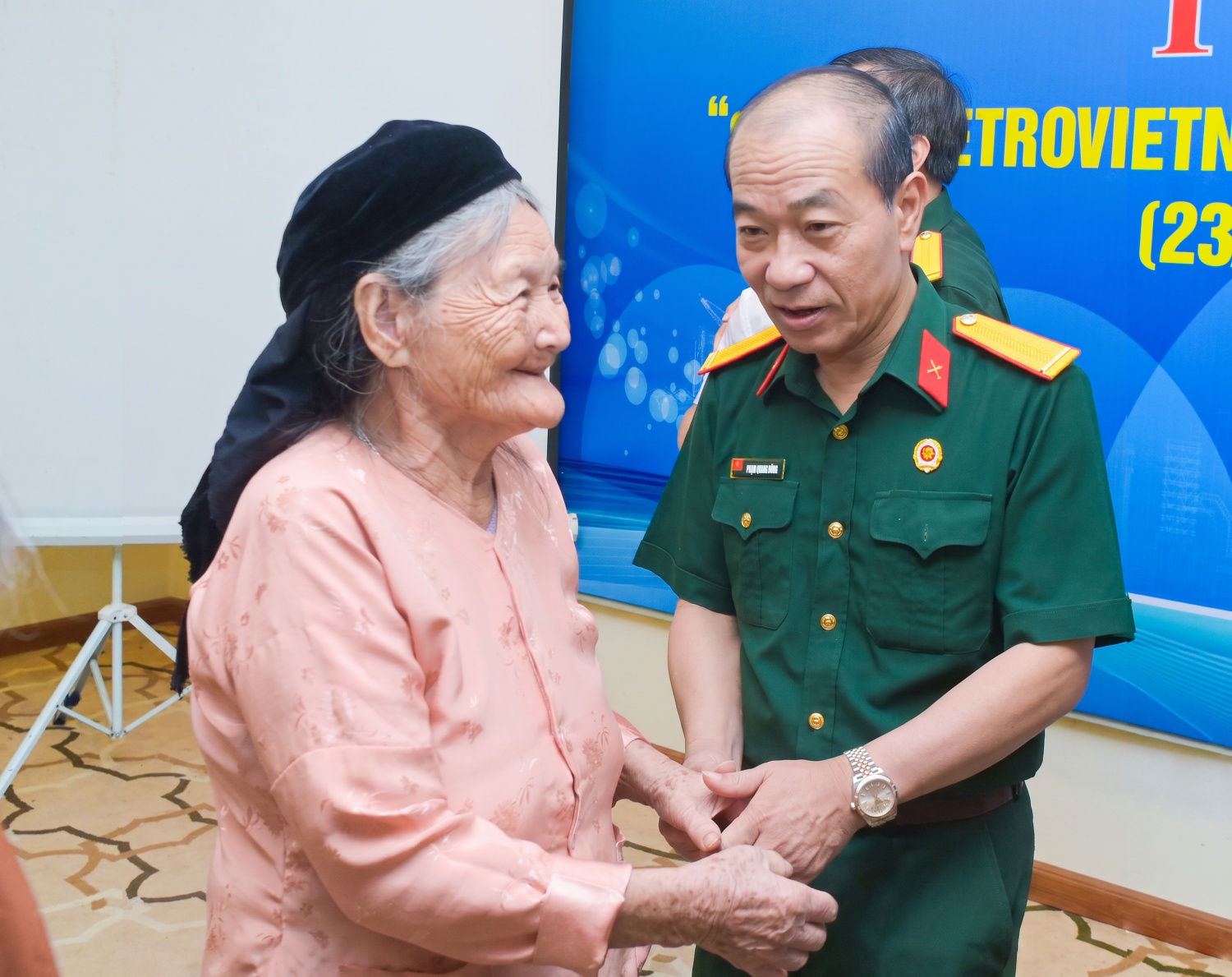 Đồng chí Phạm Quang Dũng ân cần thăm hỏi, động viên Mẹ Việt Nam Anh hùng Phạm Thị Lộc, bày tỏ lòng tri ân sâu sắc đối với những hy sinh, cống hiến của gia đình cho sự nghiệp đấu tranh giải phóng dân tộc. Đồng chí Phạm Quang Dũng ân cần thăm hỏi, động viên Mẹ Việt Nam Anh hùng Phạm Thị Lộc, bày tỏ lòng tri ân sâu sắc đối với những hy sinh, cống hiến của gia đình cho sự nghiệp đấu tranh giải phóng dân tộc.