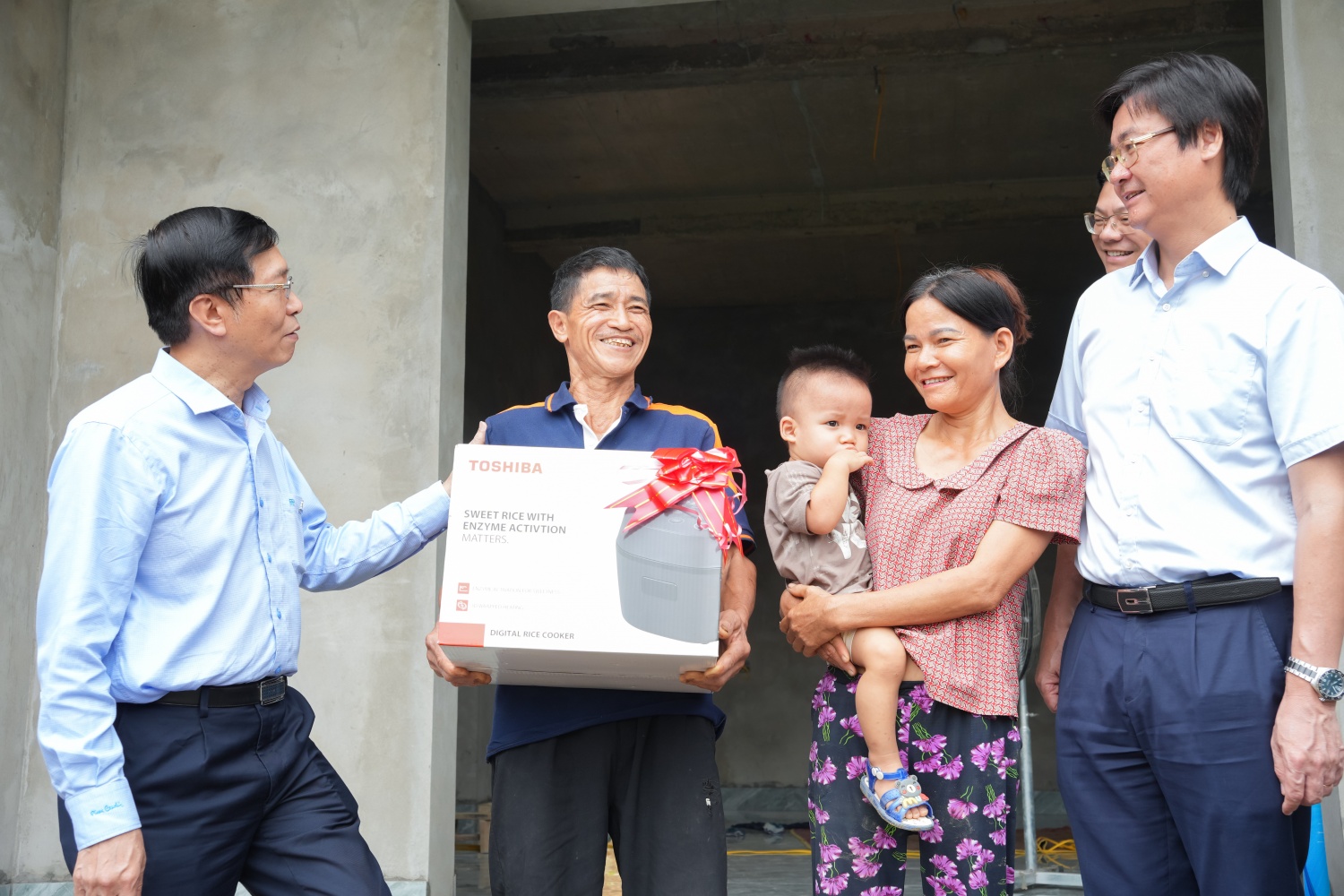 Đoàn công tác động viên, trao quà cho Đoàn công tác động viên, trao quà cho