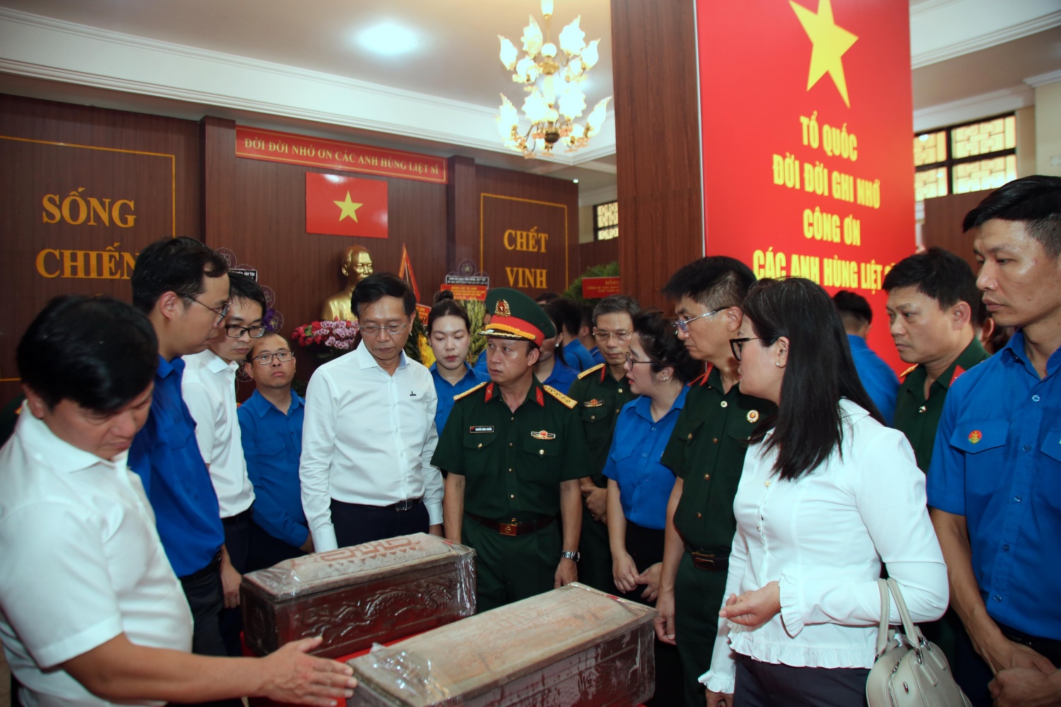 Đoàn công tác Petrovietnam dâng hương, dâng hoa tại Tượng đài Cố Tổng Bí thư Trần Phú và tưởng niệm các Anh hùng liệt sĩ tại Nhà quàn hài cốt liệt sĩ, Công viên Lê Thị Riêng. Đoàn công tác Petrovietnam dâng hương, dâng hoa tại Tượng đài Cố Tổng Bí thư Trần Phú và tưởng niệm các Anh hùng liệt sĩ tại Nhà quàn hài cốt liệt sĩ, Công viên Lê Thị Riêng.